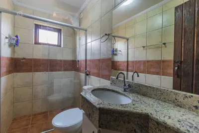 Casa - Assobradada com 5 dormitórios (sendo 3 suite(s)) a 2500,00 metros praia.
