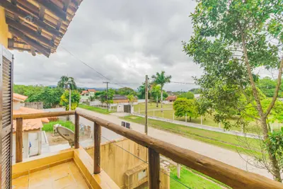 Casa - Assobradada com 5 dormitórios (sendo 3 suite(s)) a 2500,00 metros praia.