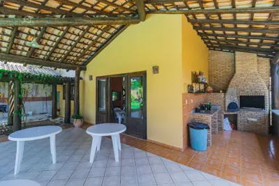 Casa - Assobradada com 5 dormitórios (sendo 3 suite(s)) a 2500,00 metros praia.