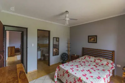 Casa - Assobradada com 5 dormitórios (sendo 3 suite(s)) a 2500,00 metros praia.