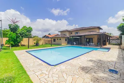 Casa - Assobradada com 5 dormitórios (sendo 3 suite(s)) a 2500,00 metros praia.