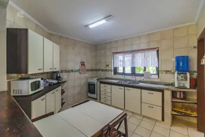 Casa - Assobradada com 5 dormitórios (sendo 3 suite(s)) a 2500,00 metros praia.