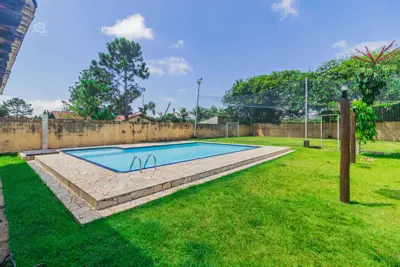 Casa - Assobradada com 5 dormitórios (sendo 3 suite(s)) a 2500,00 metros praia.