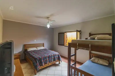 Casa - Assobradada com 5 dormitórios (sendo 3 suite(s)) a 2500,00 metros praia.