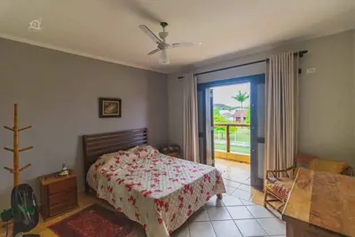 Casa - Assobradada com 5 dormitórios (sendo 3 suite(s)) a 2500,00 metros praia.