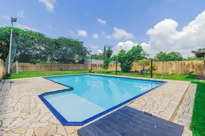 Casa - Assobradada com 5 dormitórios (sendo 3 suite(s)) a 2500,00 metros praia.