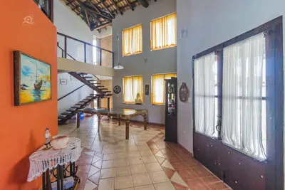 Casa - Assobradada com 5 dormitórios (sendo 3 suite(s)) a 2500,00 metros praia.
