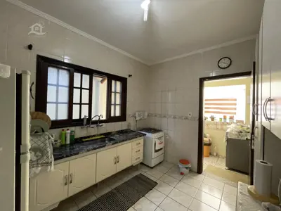 Casa - Mezanino com 3 dormitórios (sendo 1 suite(s)) a 600,00 metros praia.