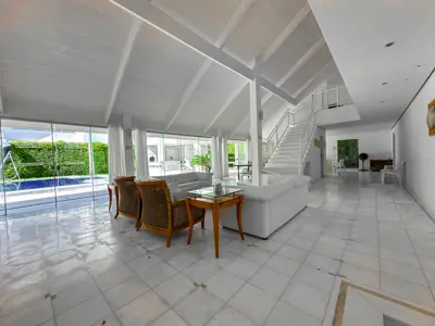 Casa - Sobrado com 4 quartos (sendo 4 suite(s)) a 0,00 metros praia.