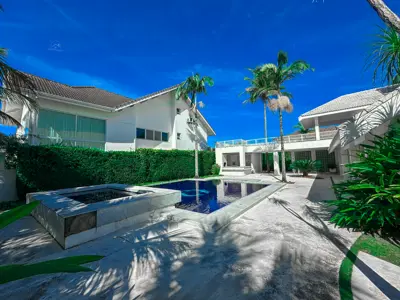 Casa - Sobrado com 4 quartos (sendo 4 suite(s)) a 0,00 metros praia.