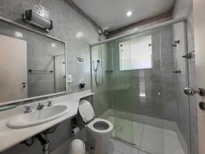 Casa - Sobrado com 4 quartos (sendo 4 suite(s)) a 0,00 metros praia.