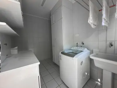 Casa - Sobrado com 4 quartos (sendo 4 suite(s)) a 0,00 metros praia.