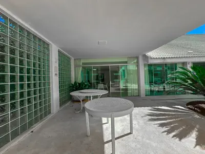 Casa - Sobrado com 4 quartos (sendo 4 suite(s)) a 0,00 metros praia.