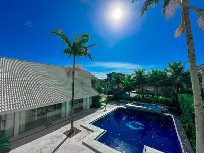Casa - Sobrado com 4 quartos (sendo 4 suite(s)) a 0,00 metros praia.