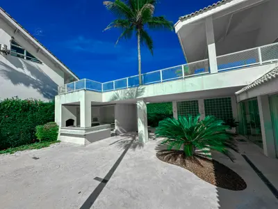 Casa - Sobrado com 4 quartos (sendo 4 suite(s)) a 0,00 metros praia.