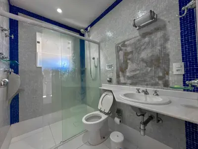 Casa - Sobrado com 4 quartos (sendo 4 suite(s)) a 0,00 metros praia.