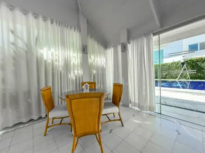 Casa - Sobrado com 4 quartos (sendo 4 suite(s)) a 0,00 metros praia.