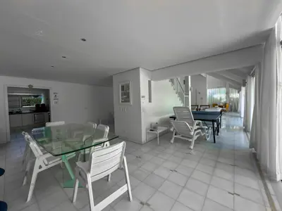 Casa - Sobrado com 4 quartos (sendo 4 suite(s)) a 0,00 metros praia.