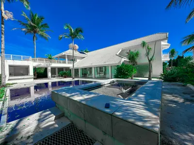 Casa - Sobrado com 4 quartos (sendo 4 suite(s)) a 0,00 metros praia.