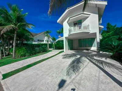 Casa - Sobrado com 4 quartos (sendo 4 suite(s)) a 0,00 metros praia.