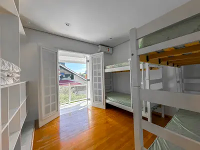 Casa - Sobrado com 4 quartos (sendo 4 suite(s)) a 0,00 metros praia.