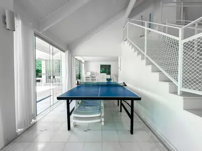 Casa - Sobrado com 4 quartos (sendo 4 suite(s)) a 0,00 metros praia.
