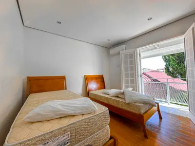 Casa - Sobrado com 4 quartos (sendo 4 suite(s)) a 0,00 metros praia.