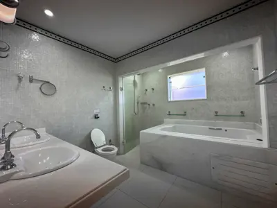 Casa - Sobrado com 4 quartos (sendo 4 suite(s)) a 0,00 metros praia.