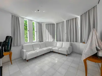 Casa - Sobrado com 4 quartos (sendo 4 suite(s)) a 0,00 metros praia.