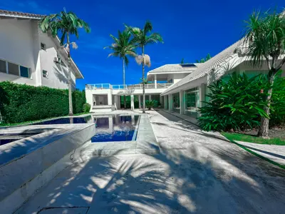 Casa - Sobrado com 4 quartos (sendo 4 suite(s)) a 0,00 metros praia.
