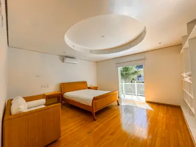 Casa - Sobrado com 4 quartos (sendo 4 suite(s)) a 0,00 metros praia.