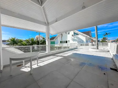 Casa - Sobrado com 4 quartos (sendo 4 suite(s)) a 0,00 metros praia.