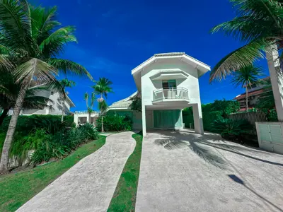 Casa - Sobrado com 4 quartos (sendo 4 suite(s)) a 0,00 metros praia.