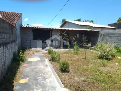 Casa - Térrea com 3 dormitórios (sendo 2 suite(s)) a 500 metros praia.