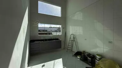 Casa - Térrea com 3 quartos (sendo 1 suite(s)) a 950,00 metros praia.