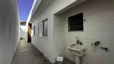Casa - Térrea com 3 quartos (sendo 1 suite(s)) a 950,00 metros praia.