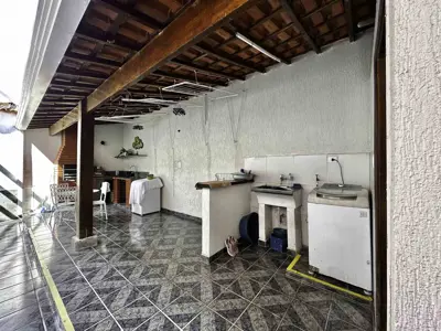 Casa - Sobrado com 5 quartos (sendo 2 suite(s)) a 0,00 metros praia.