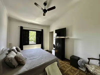 Casa - Sobrado com 5 quartos (sendo 2 suite(s)) a 0,00 metros praia.