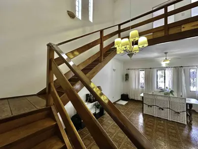 Casa - Sobrado com 5 quartos (sendo 2 suite(s)) a 0,00 metros praia.