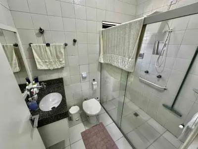 Casa - Sobrado com 5 quartos (sendo 2 suite(s)) a 0,00 metros praia.