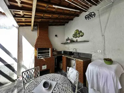 Casa - Sobrado com 5 quartos (sendo 2 suite(s)) a 0,00 metros praia.