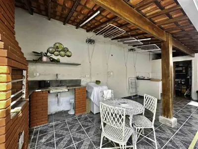Casa - Sobrado com 5 quartos (sendo 2 suite(s)) a 0,00 metros praia.