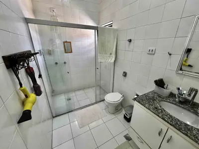 Casa - Sobrado com 5 quartos (sendo 2 suite(s)) a 0,00 metros praia.