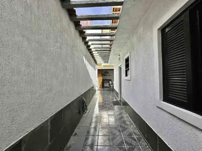 Casa - Sobrado com 5 quartos (sendo 2 suite(s)) a 0,00 metros praia.
