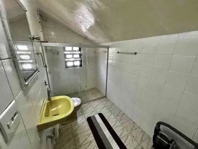 Casa - Sobrado com 5 quartos (sendo 2 suite(s)) a 0,00 metros praia.
