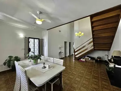 Casa - Sobrado com 5 quartos (sendo 2 suite(s)) a 0,00 metros praia.