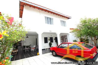 Casa - Sobrado com 5 quartos (sendo 2 suite(s)) a 0,00 metros praia.