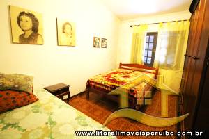 Casa - Sobrado com 5 quartos (sendo 2 suite(s)) a 0,00 metros praia.