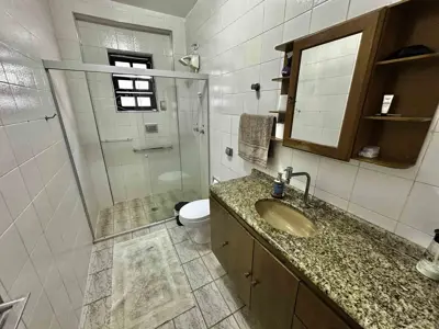 Casa - Sobrado com 5 quartos (sendo 2 suite(s)) a 0,00 metros praia.
