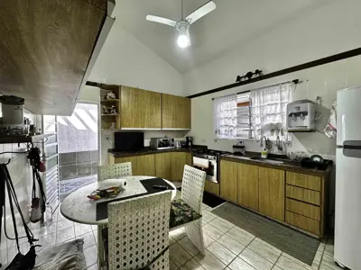Casa - Sobrado com 5 quartos (sendo 2 suite(s)) a 0,00 metros praia.